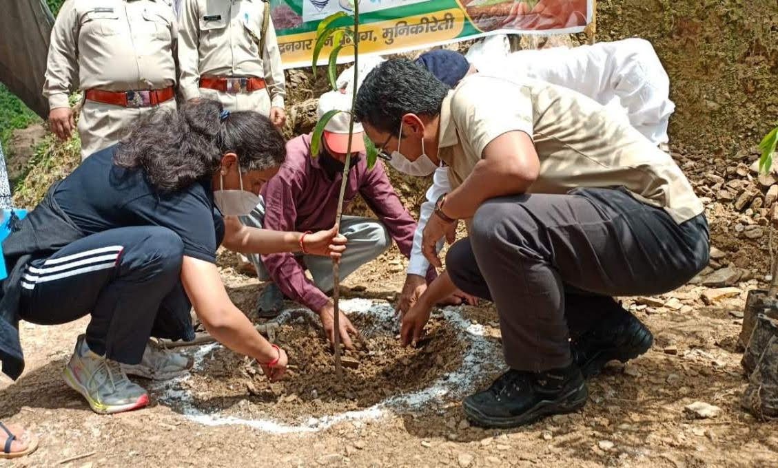 जनपद में धूमधाम से मनाया गया हरेला पर्व, डीएम ने सकलाना रेंज में किया वृक्षारोपण