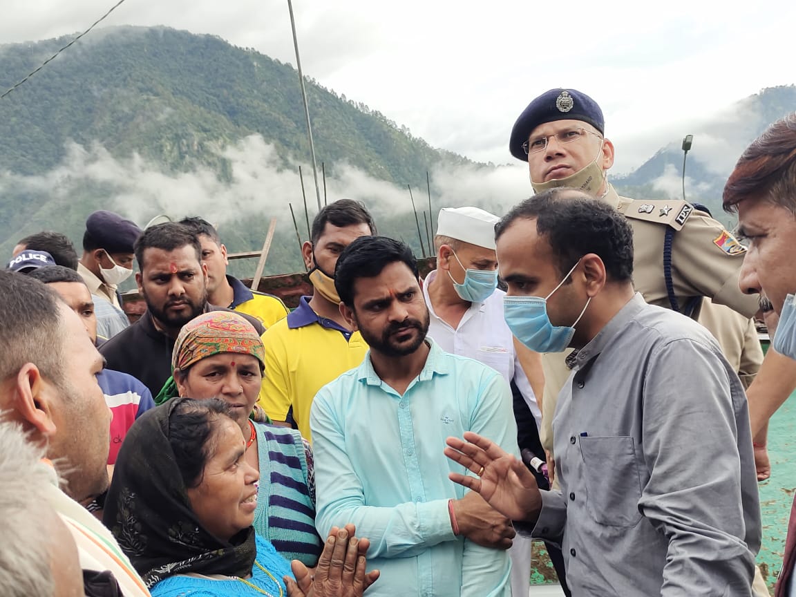 आपदा प्रभावित 49 परिवारों को दी राहत राशि, मृतक परिजनों को 4-4 लाख