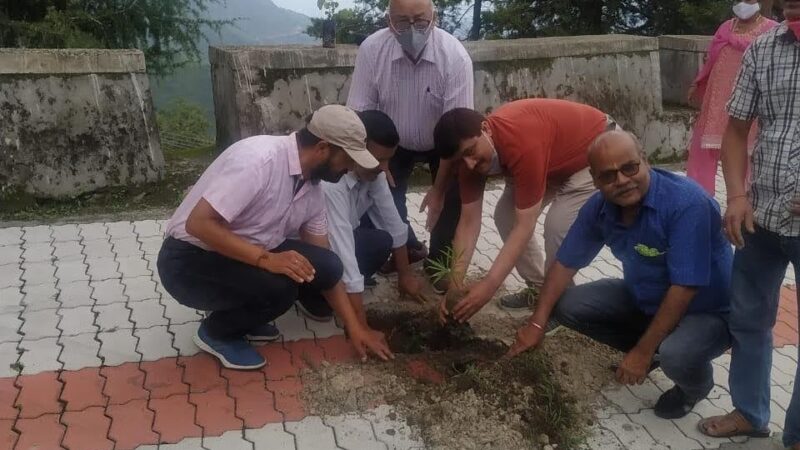 अमर शहीद श्रीदेव सुमन को पुष्पांजलि अर्पित कर एसआरटी परिसर में किया वृक्षारोपण