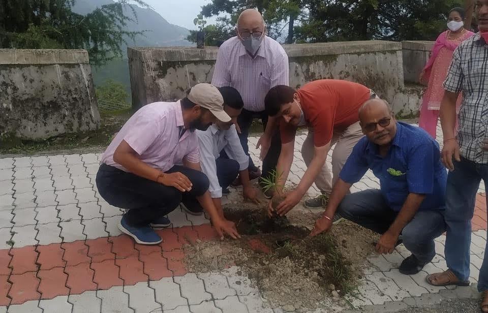 अमर शहीद श्रीदेव सुमन को पुष्पांजलि अर्पित कर एसआरटी परिसर में किया वृक्षारोपण