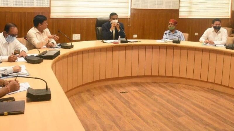 यूपीएससी की आगामी परीक्षाओं को लेकर डीएम ने आयोग की टीम व अधिकारियों के साथ की चर्चा