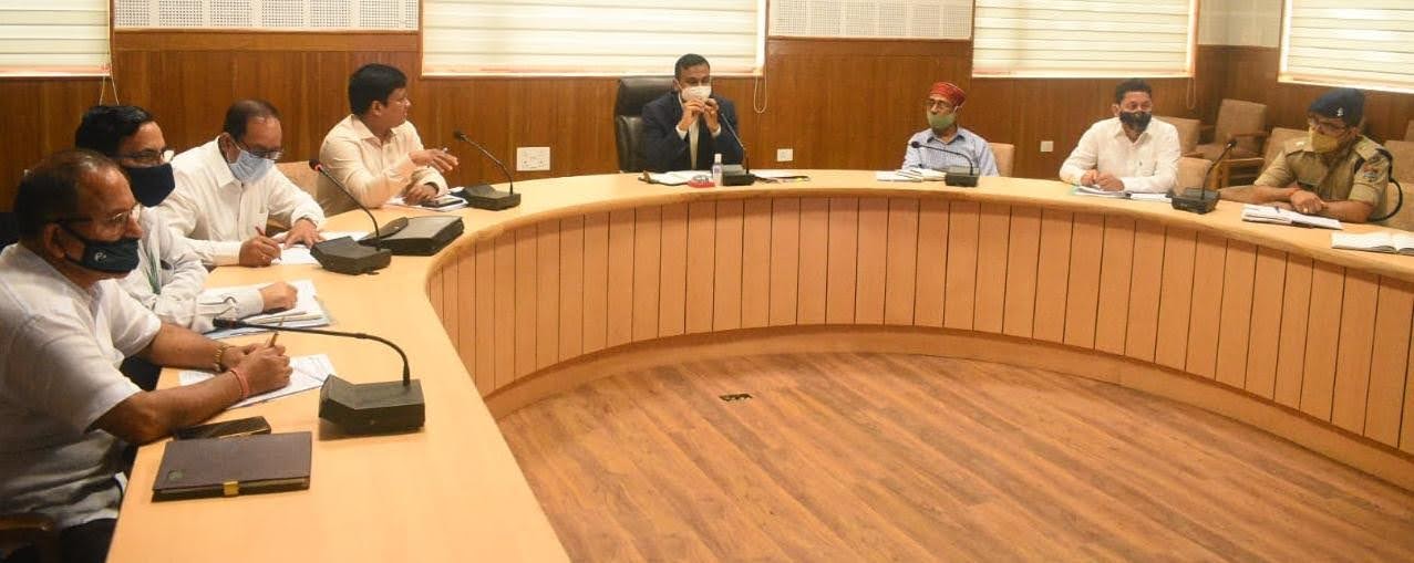 यूपीएससी की आगामी परीक्षाओं को लेकर डीएम ने आयोग की टीम व अधिकारियों के साथ की चर्चा