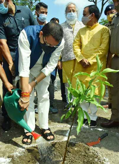 मुख्यमंत्री श्री पुष्कर सिंह धामी ने हरेला पर्व के अवसर पर एस.डी.आर.एफ बटालियन, जौलीग्रांट में किया वृक्षारोपण