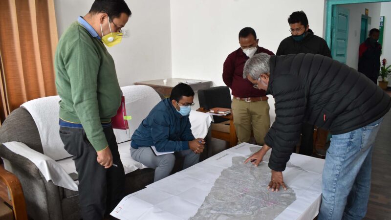 चमोली डीएम ने बद्रीनाथ धाम में चल रहे निर्माण कार्यों का किया स्थलीय निरीक्षण
