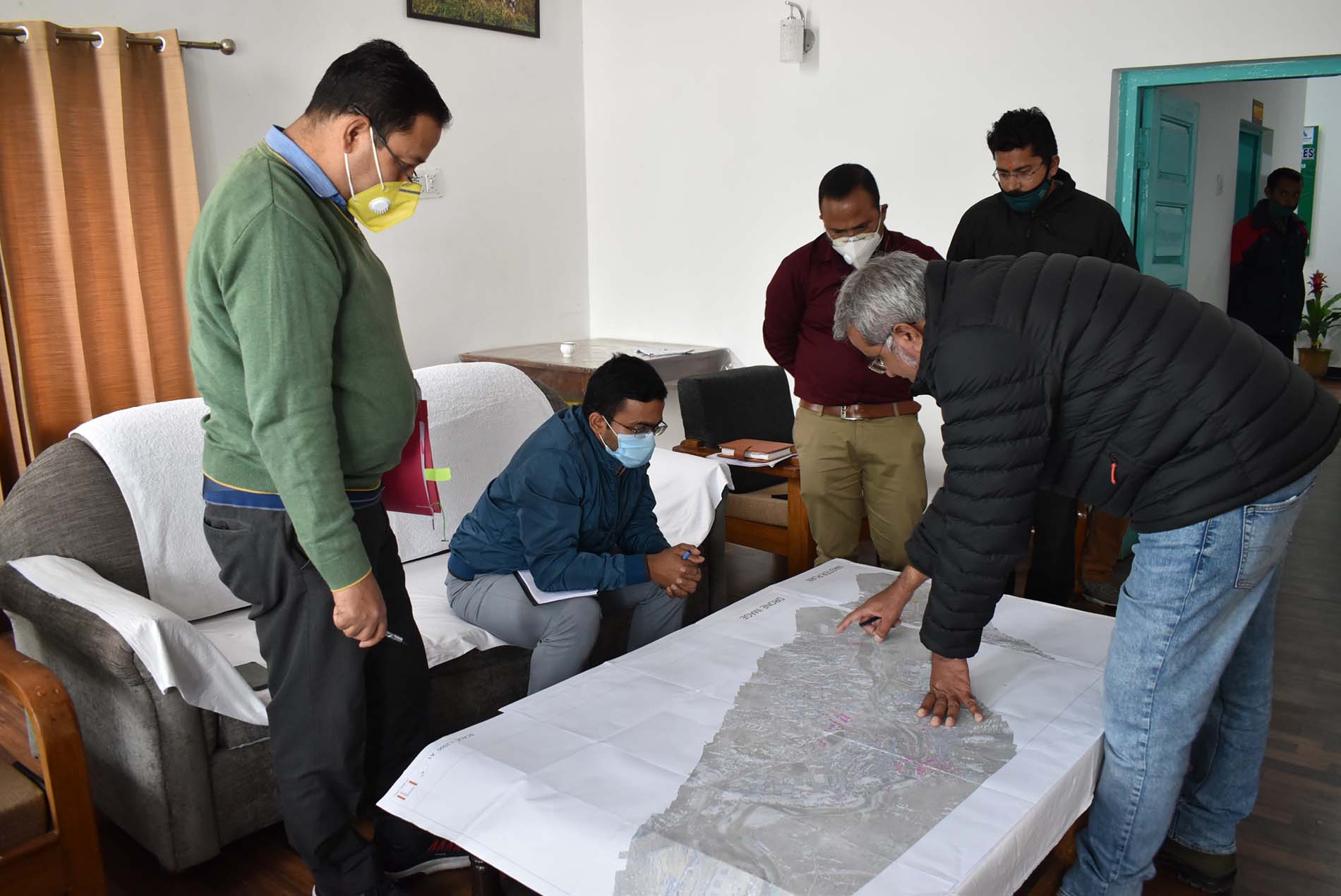 चमोली डीएम ने बद्रीनाथ धाम में चल रहे निर्माण कार्यों का किया स्थलीय निरीक्षण