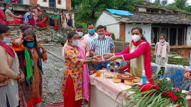 जिलाधिकारी इवा आशीष ने बुडोगी व जड़धार गांव पहुंचकर नेपियर घास, चारापत्ती व फलदार पौधों का किया रोपण