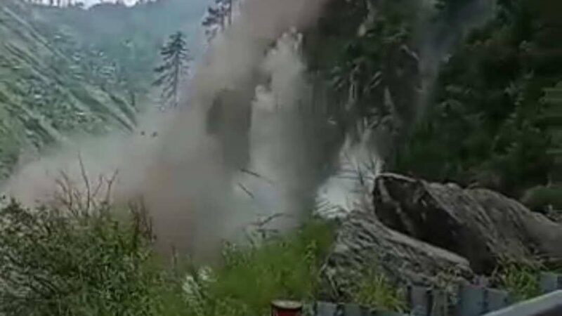 Big breaking: हिमाचल में भूस्खलन की चपेट में आई बस, 40-50 लोगों के दबे होने की आशंका