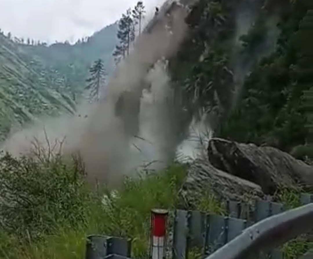 Big breaking: हिमाचल में भूस्खलन की चपेट में आई बस, 40-50 लोगों के दबे होने की आशंका