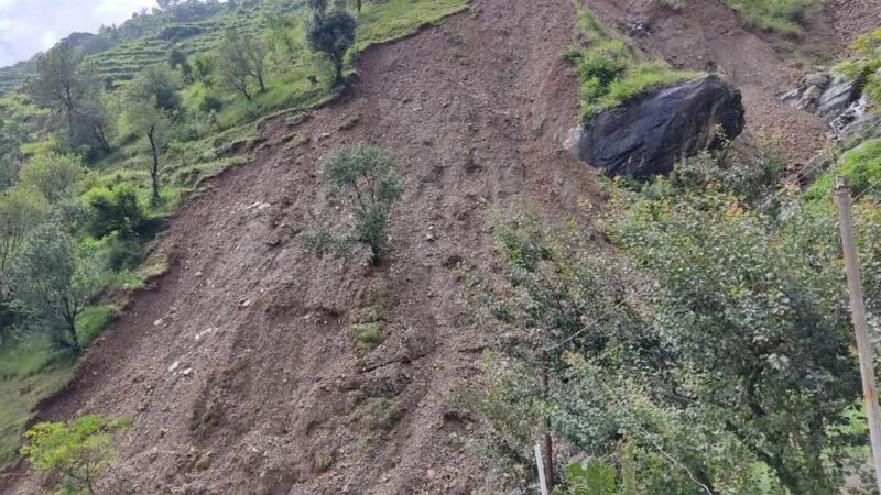 प्रताप नगर के बेथाण गांव में भूस्खलन व भू-धंसाव से दहशत में हैं ग्रामीण, दो परिवार खाली कर चुके हैं मकान