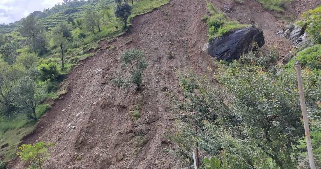 प्रताप नगर के बेथाण गांव में भूस्खलन व भू-धंसाव से दहशत में हैं ग्रामीण, दो परिवार खाली कर चुके हैं मकान