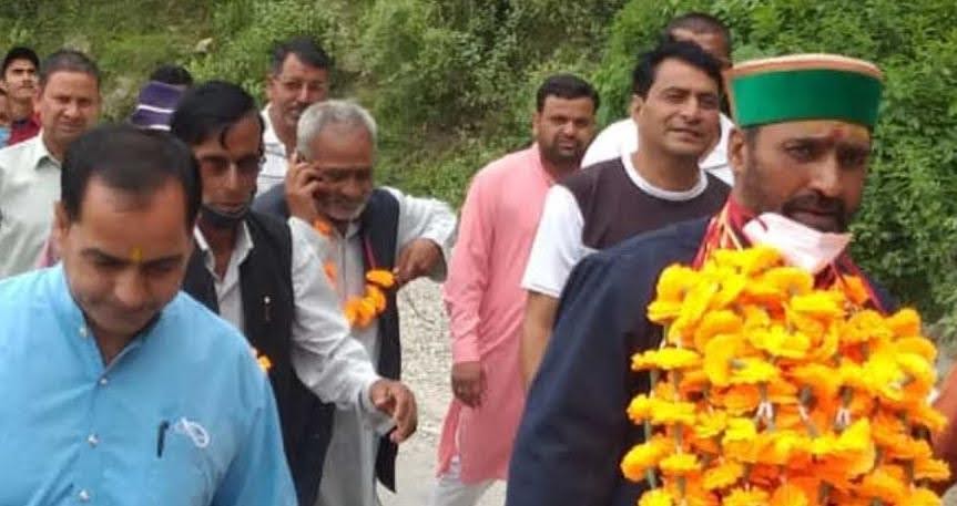 पूर्व मंत्री मंत्री प्रसाद नैथानी ने छाम-दुरोगी के दो पीड़ित परिवारों को दी सहायता, ग्रामीणों से की मुलाकात