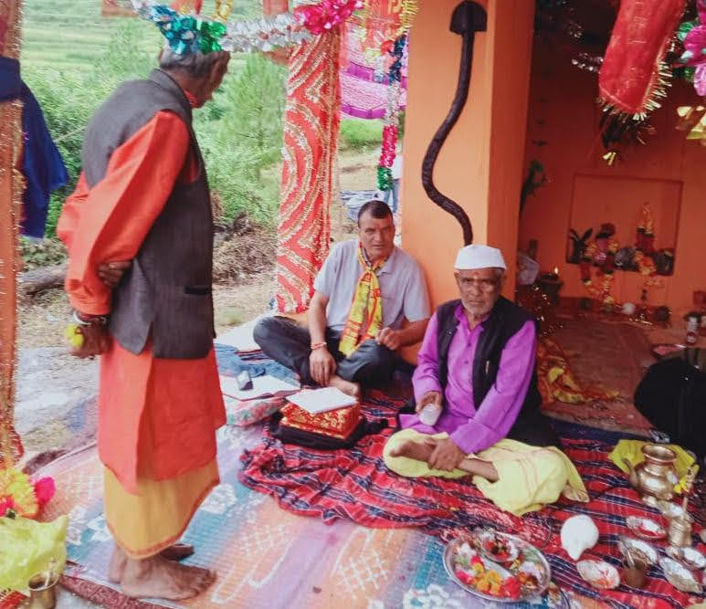 हुणेश्वर् देवता मंदिर में अनुष्ठान कर देवता से मांगा हरियाली और खुशहाली का वरदान