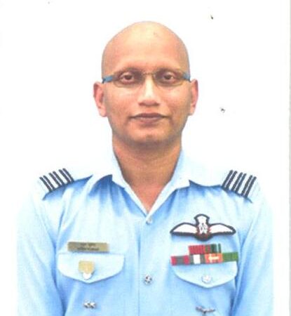 विंग कमांडर उत्तर कुमार फ्लाइंग पायलट को वायु सेना (वीरता) मेडल मिला।