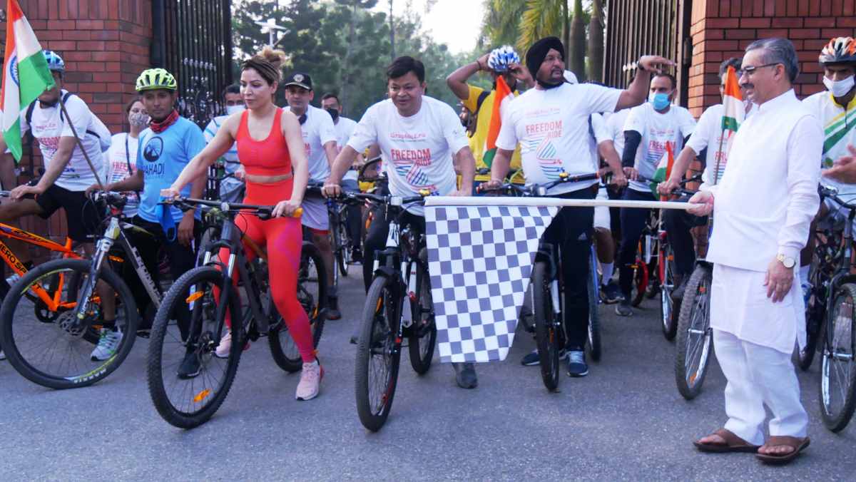 साइकिल रैली निकाल कोरोना से बचने का संदेश दिया