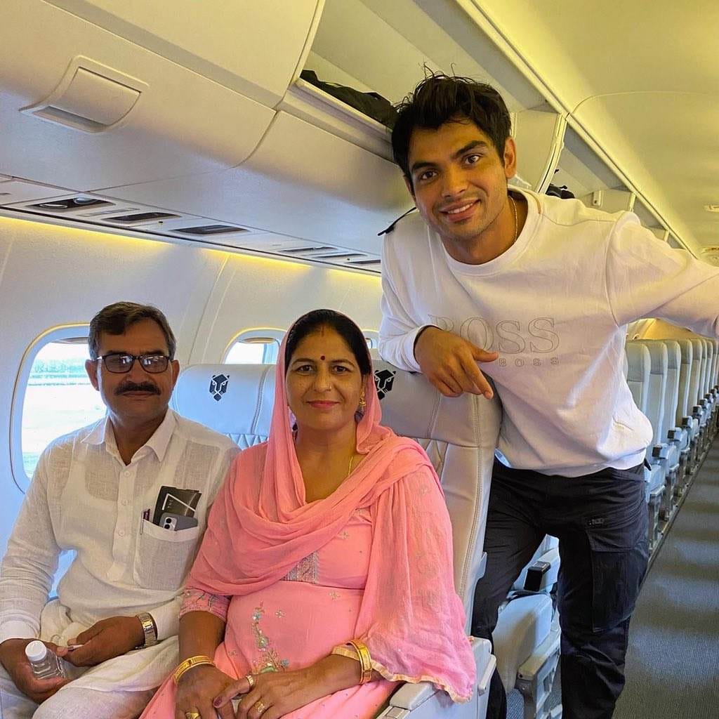 गोल्डन ब्वॉय नीरज चोपड़ा ने माता पिता संग की दिल्ली से बैंगलुरु की यात्रा, कहा आज जिंदगी का एक सपना पूरा हुआ