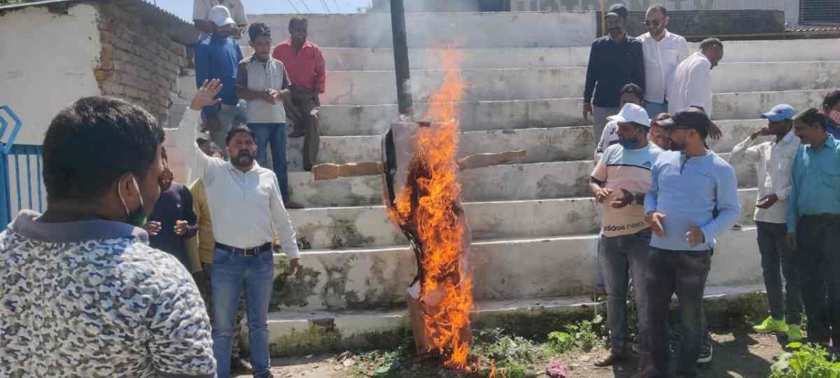 टिहरी में  कांग्रेस जनों ने फूंका दुष्यंत कुमार का पुतला