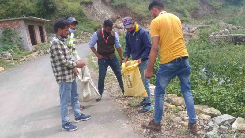 सकलाना क्षेत्र में नेहरू युवा केन्द्र द्वारा स्वच्छता अभियान का शुभारंभ