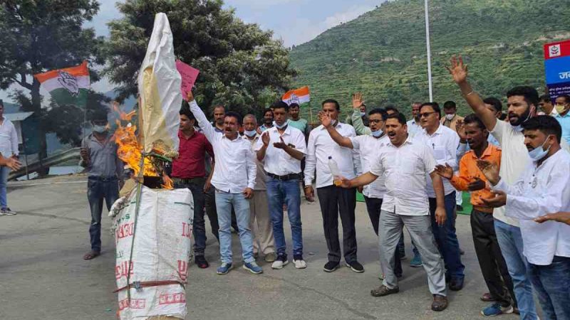 लखीमपुर खीरी की निंदनीय घटना एवं प्रियंका गांधी की गिरफ्तारी के विरोध में कांग्रेसियों ने दी गिरफ्तारी, पीएम और सीएम का पुतला फूंका