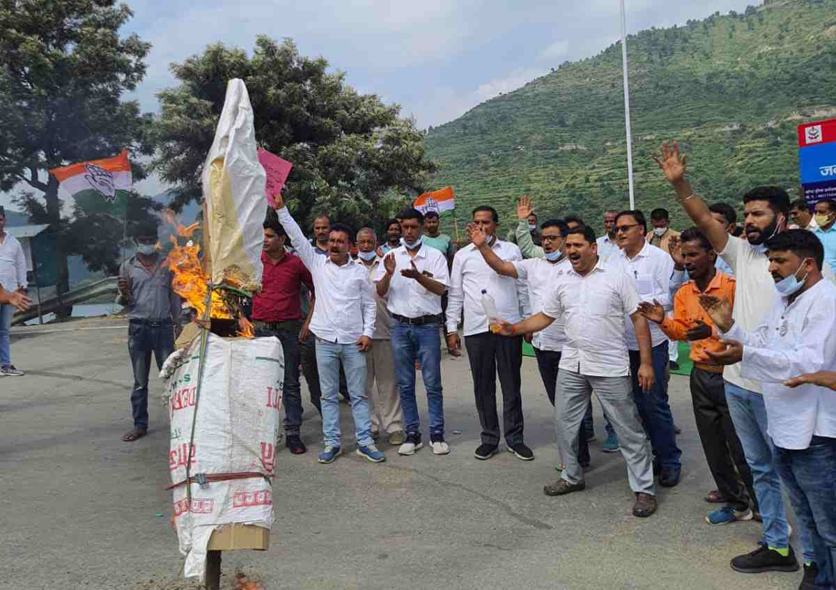 लखीमपुर खीरी की निंदनीय घटना एवं प्रियंका गांधी की गिरफ्तारी के विरोध में कांग्रेसियों ने दी गिरफ्तारी, पीएम और सीएम का पुतला फूंका