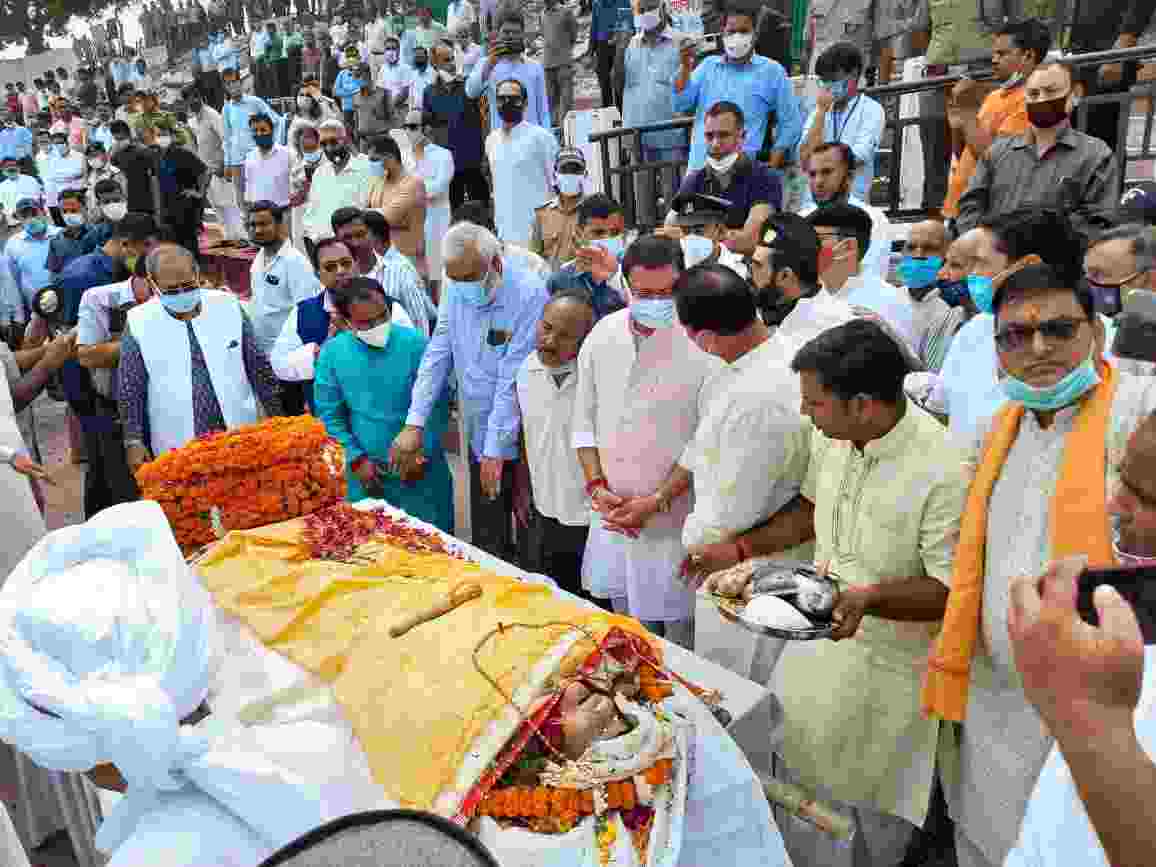 टिहरी राजमाता सूरज कुंवर शाह की अंत्येष्टि में शामिल हुए मुख्यमंत्री धामी