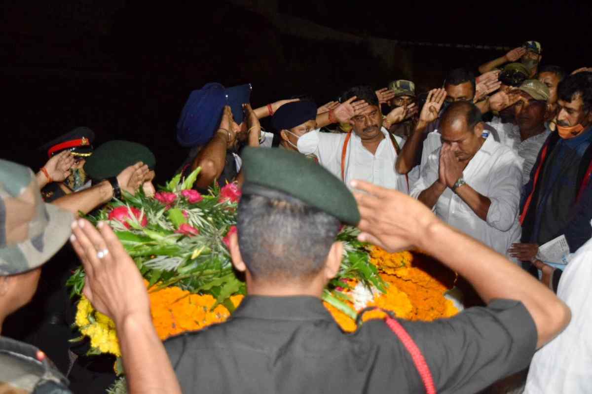 शहीद विक्रम सिंह नेगी का सैन्य सम्मान के साथ कोटेश्वर घाट पर अंतिम संस्कार