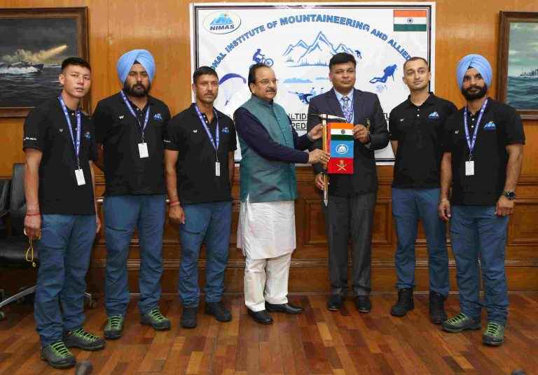 रक्षा राज्य मंत्री अजय भट्ट ने साहसिक खेल अभियान दल को हरी झंडी दिखाकर किया रवाना
