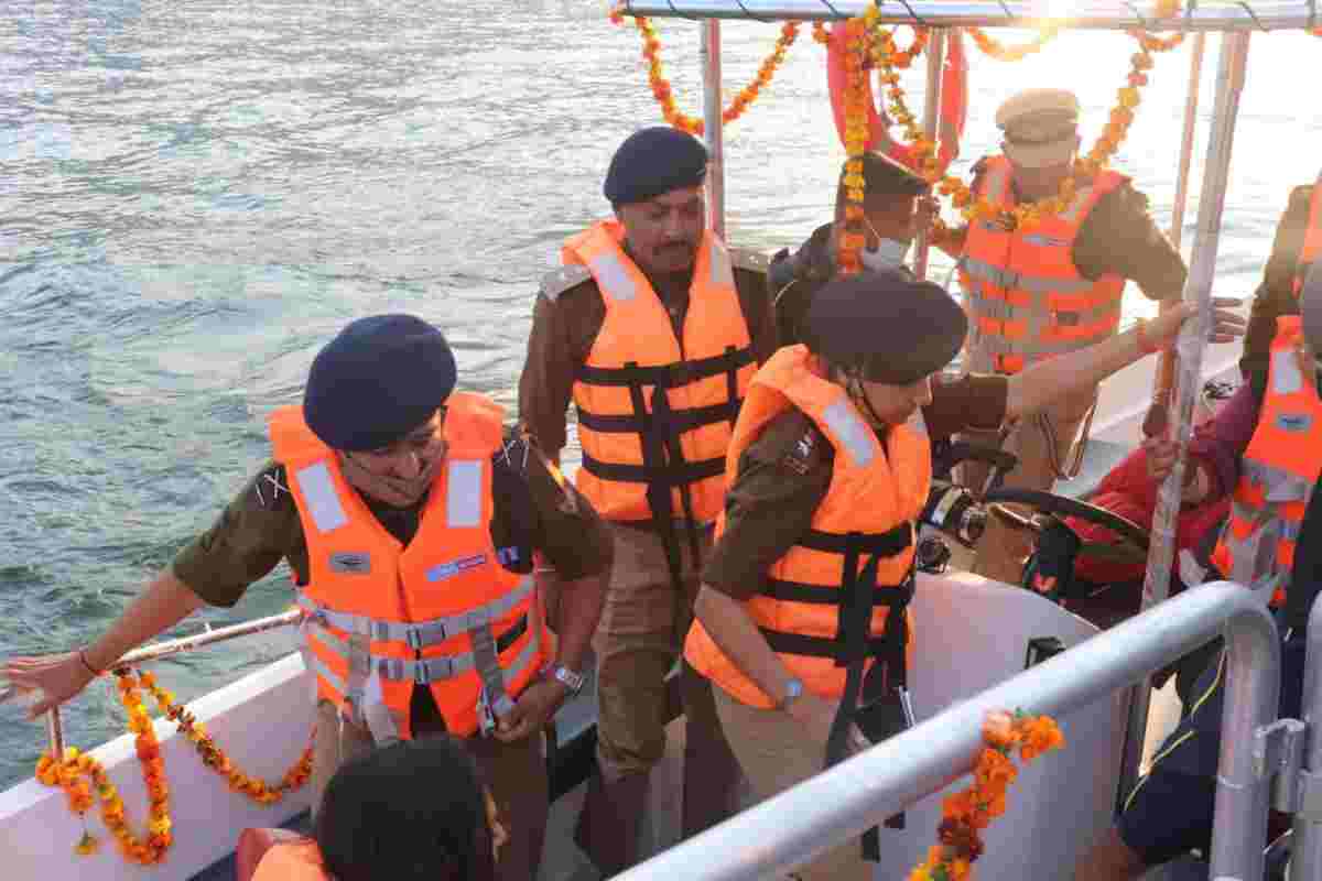 डीजीपी उत्तराखंड श्री अशोक कुमार की मौजूदगी में टिहरी झील में नवनिर्मित फ्लोटिंग रेस्क्यू स्टेशन पर स्पीड रेस्क्यू मोटर बोट का किया डेमोस्ट्रेशन