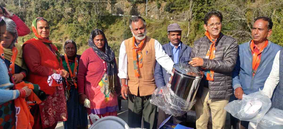 विधायक ने घर घर भाजपा-हर घर भाजपा अभियान के तहत बांटे बर्तन