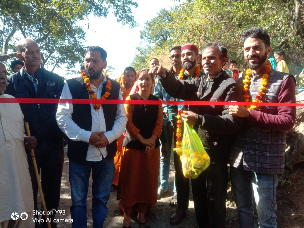 लेदड़ी गांव की सड़क का उक्रांद ने किया लोकार्पण