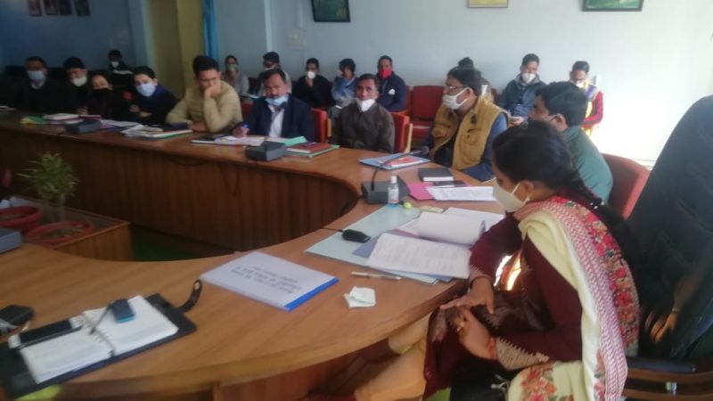 डीएम ने पालाग्रस्त सड़कों,स्थानों पर चूना नमक का छिड़काव करने के दिए सख्त निर्देश