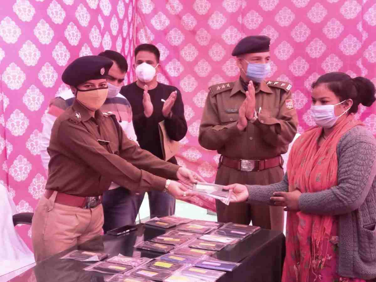 गुम हुए मोबाइल पाकर मोबाइल स्वामी बोले थैंक्यू टिहरी पुलिस