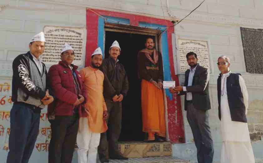 श्री रघुनाथ मंदिर देवप्रयाग के पुजारी को गणेश भट्ट ने दिया अयोध्या राम मंदिर यात्रा का टिकट