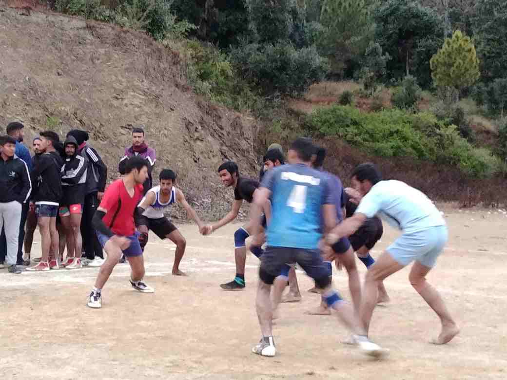 बालक वर्ग की 100 मीटर दौैड़ में कीर्तिनगर के कशिश और बालिका वर्ग में जौनपुर की काजल ने लगायी सबसे तेज दौड़