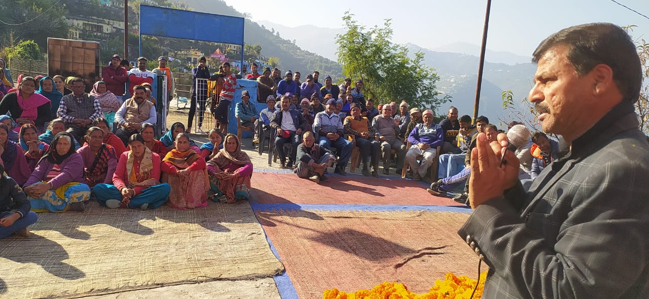 पूर्व मंत्री धनै भटकण्डा और टिपरी में ग्रामीणों की समस्याएं सुनी