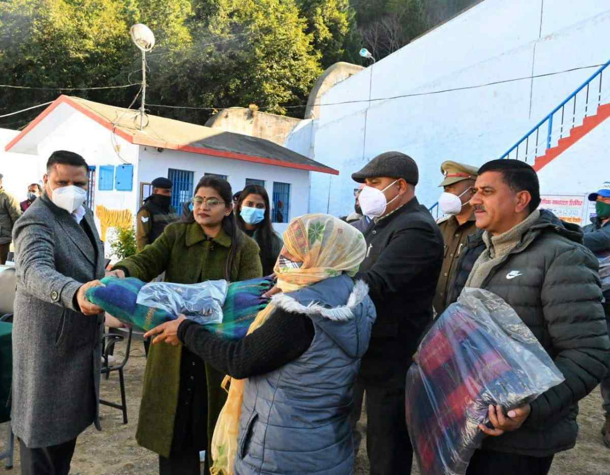 दिवंगत सांसद मनोरमा डोबरियाल शर्मा की स्मृति में टिहरी जेल में बाटें गयें कम्बल व गर्म कपड़े