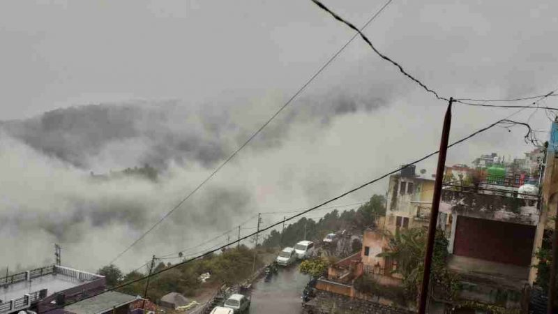 उत्तराखंड की ऊंची पहाड़ियों में बर्फबारी,निचले इलाकों में झमाझम बारिश