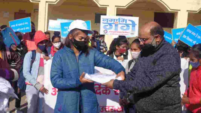 एन एस एस के स्वयंसेवीयो के स्वच्छता संदेश के साथ नमामि गंगे हर हर गंगे से गूंजा ऋषिकेश का त्रिवेणी घाट