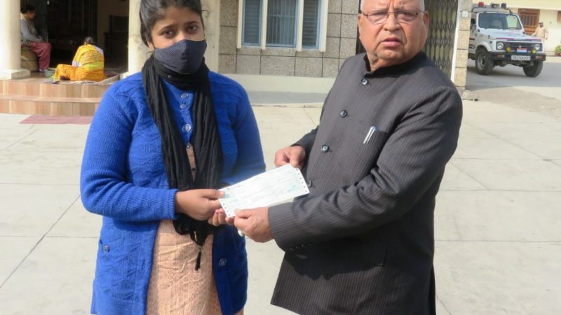संसदीय कार्य मंत्री ने पत्रकार की आश्रित पत्नी को दिया 5 लाख का चेक