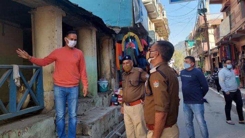 एसएसपी ने कीर्तिनगर क्षेत्र का भ्रमण कर थाना प्रभारी को दिए आवश्यक दिशा-निर्देश