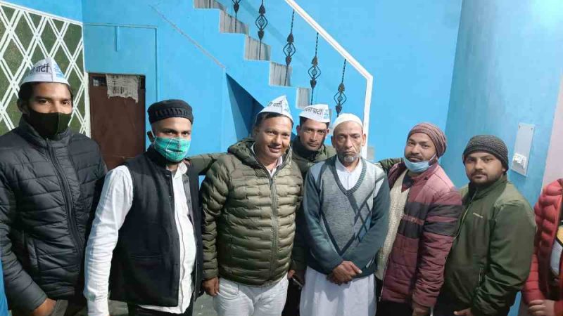 आप प्रत्याशी नेगी ने कई गांवों में किया डोर टू डोर संपर्क