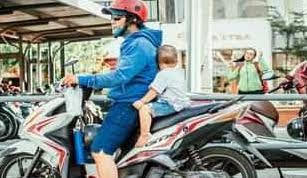बच्चों के लिए बाइक पर हेलमेट जरूरी