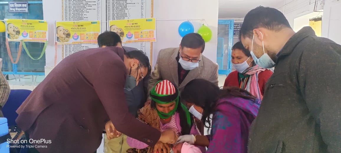 नवजात शिशुओं को पोलियो की खुराक पिलाकर किया अभियान का शुभारंभ