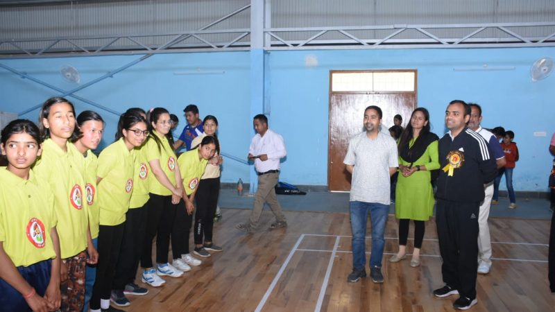 डीएम मयूर दीक्षित ने किया बालिकाओं की ओपन किक्रेट एवं बैडमिंटन प्रतियोगिता का शुभारंभ