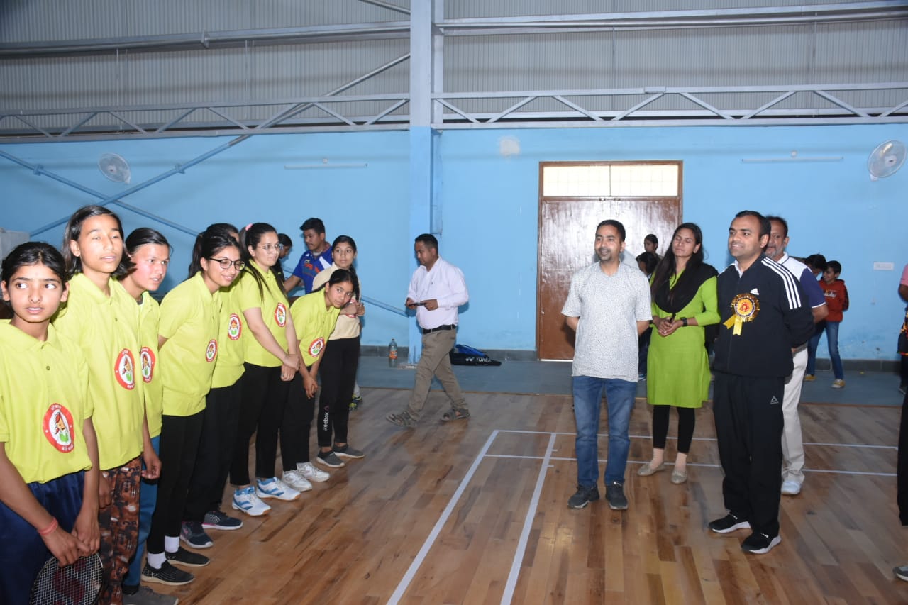 डीएम मयूर दीक्षित ने किया बालिकाओं की ओपन किक्रेट एवं बैडमिंटन प्रतियोगिता का शुभारंभ