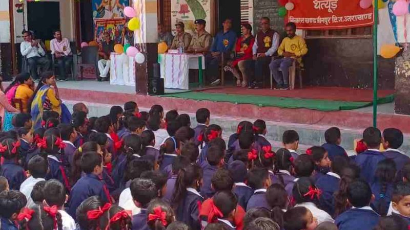 टिहरी पुलिस द्वारा साईबर, नशे संबंधी अपराधों से बचाव सहित यातायात नियमों के पालन हेतु चलाया जन-जागरूकता कार्यक्रम