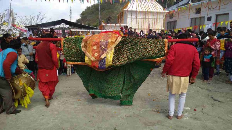 भगवान शिव के इस मंदिर की होती है पूरी परिक्रमा, नाग नागिन करते हैं रक्षा, जल हो जाता है गायब