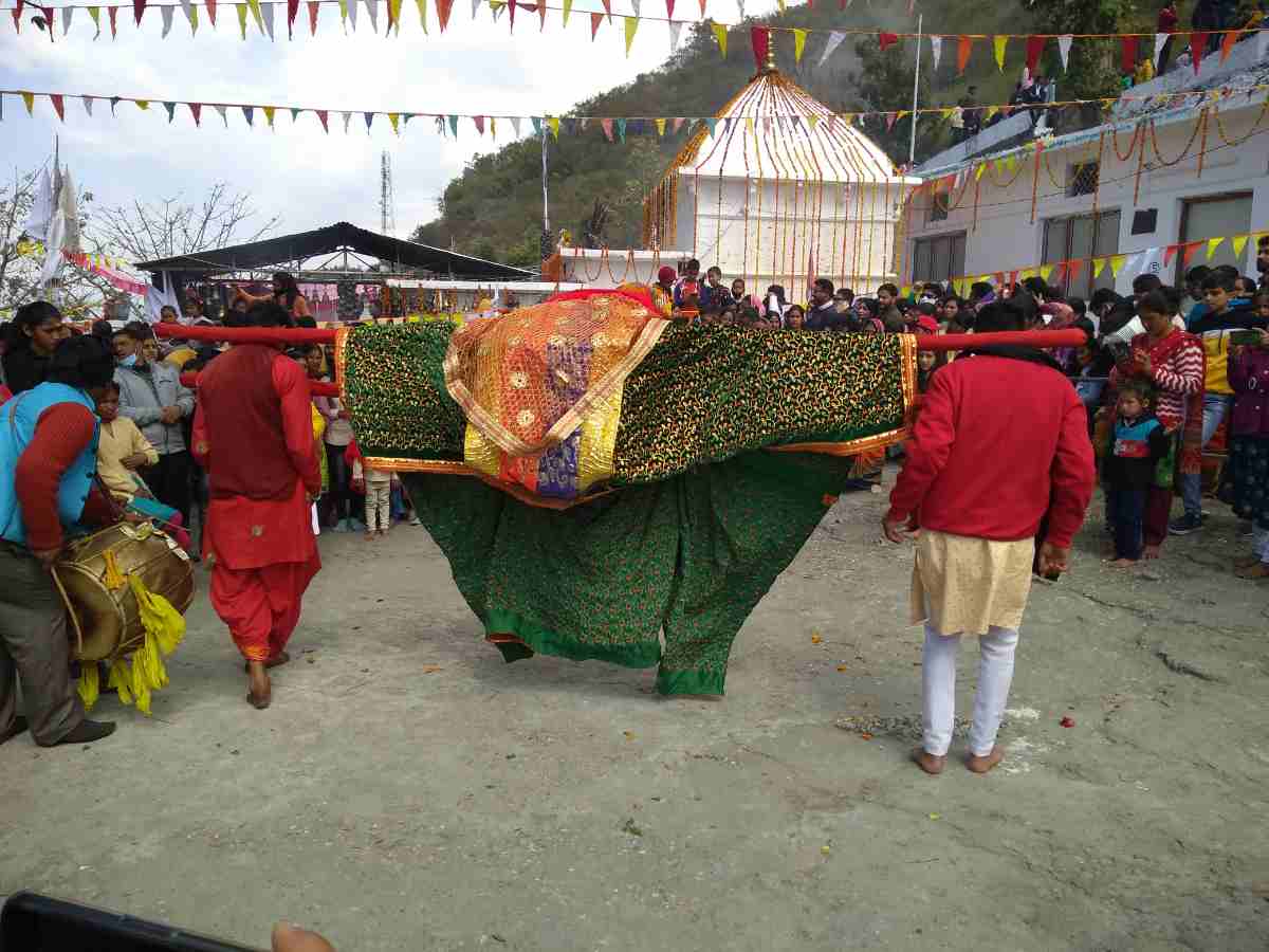 भगवान शिव के इस मंदिर की होती है पूरी परिक्रमा, नाग नागिन करते हैं रक्षा, जल हो जाता है गायब