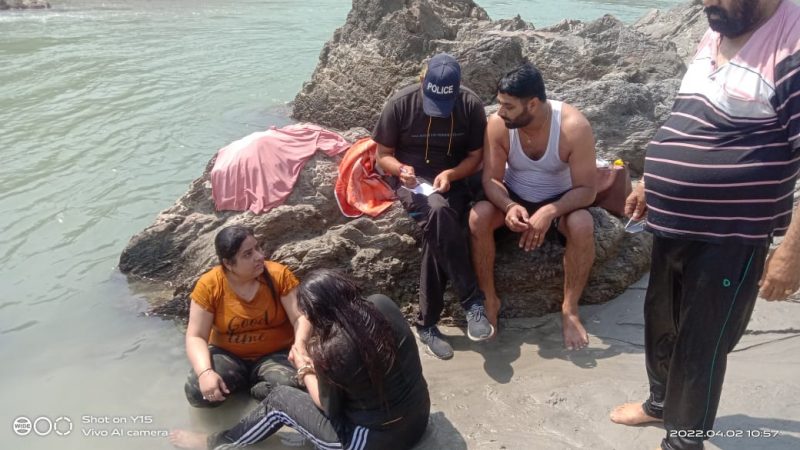 गंगा में बहे 4 पर्यटकों के लिए जल पुलिस बनी भगवान