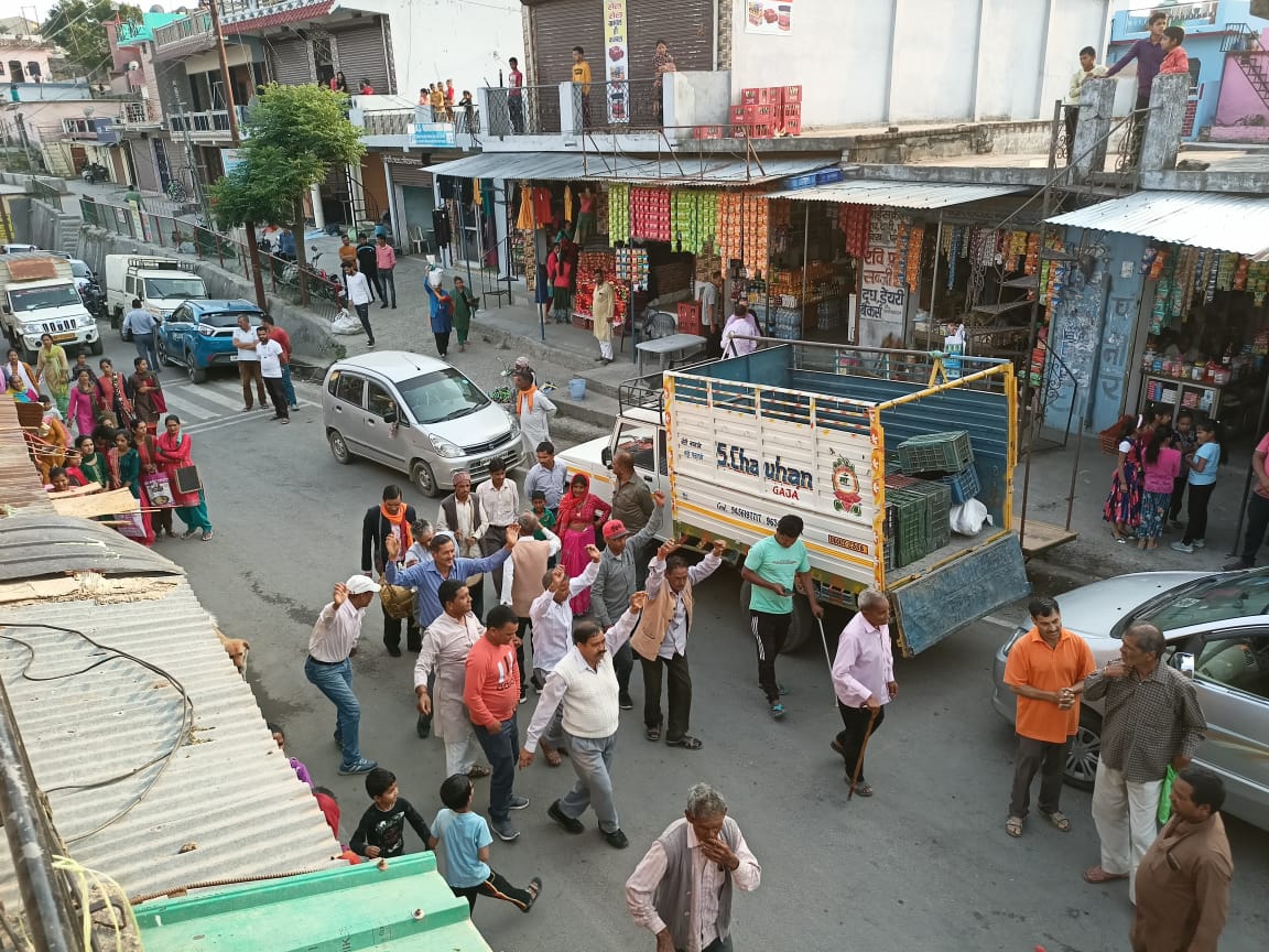 गजा मेले की पूर्व संध्या पर घंडियाल मंदिर में ढोल दमाऊ