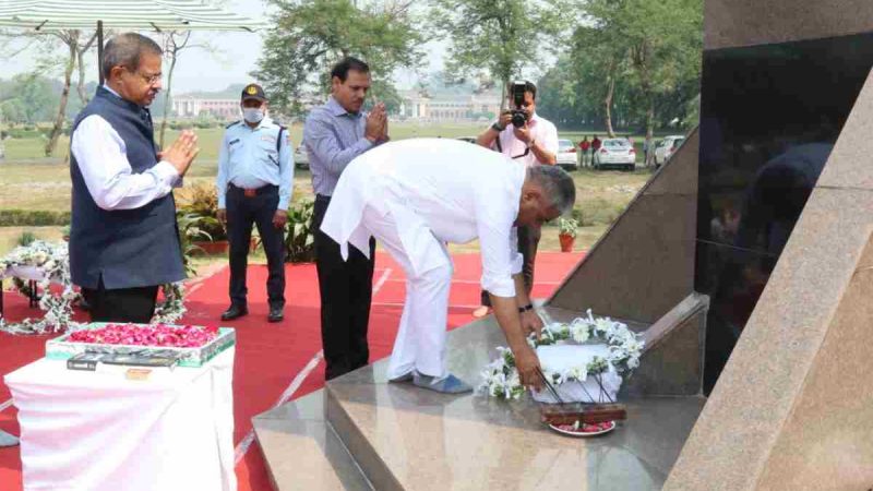 वन अनुसंधान संस्थान, देहरादून के वनपाल स्मारक में माननीय मंत्री,  वन, पर्यावरण एवं जलवायु परिवर्तन मंत्रालय, भारत सरकार द्वारा शहीद वनपालों को पुष्पांजलि